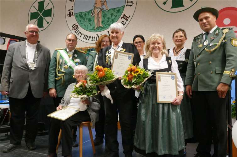 Bundesfest in Obermendig feiert 50 Jahre Frauen in der Bruderschaft (v.l.) Die Geehrten für 50 Jahre Mitgliedschaft Renate Radermacher, Gisela Reutelsterz und Kristine Knauf. Fotos: Ulrich Eckhard
