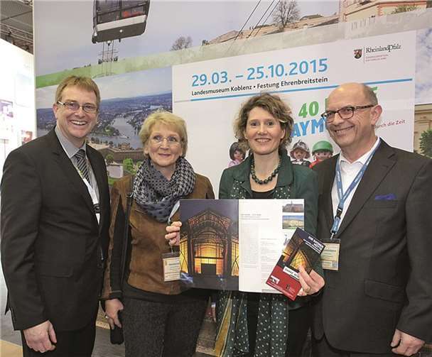 (v.l.) Die Geschäftsführer der Stiftung Sayner Hütte Werner Prümm und Rehlinde Glöckner, Ministerin Lemke und Bürgermeister Kessler.
