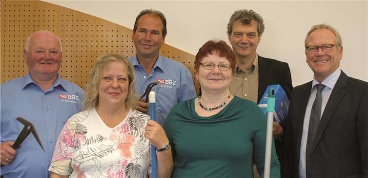 (v.l.) Die Jubilare Otmar Schneiders, Guido Krämer, Martina Stein, Christine Drefs und Peter Welter zusammen mit BBZ-Geschäftsführer Artur Wierschem. privat