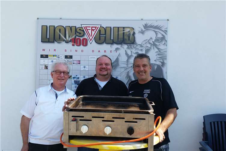 (v.l.) Die Karthäuser Ratsmitglieder Manfred Bastian und Thorsten Schneider übergeben den Gasgrill an Thomas Hürter vom VfR Eintracht Koblenz. privat