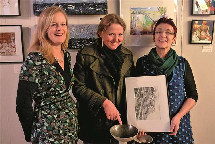 v.l.: Die Künstlerin Krusi-Bischoff trägt die selbst hergestellte Kette, Anja Bogott scherzt und Anne Rether zeigt eine ihrer Tuschezeichnungen.BSB