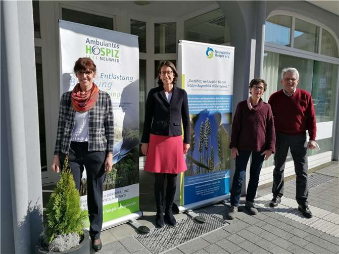 v.l.: Die Leiterin des Ambulanten Hospizes Anita Ludwig, Schirmherrin Isabelle Fürstin zu Wied, die Bildungsbeauftragte des Ambulanten Hospizes und Hospizvereins Heidi Hahnemann und der erste Vorsitzende des Neuwieder Hospizvereins Hans-Peter Knossalla stellten das Jubiläumsprogamm vor. Fotos: Neuwieder Hospizverein