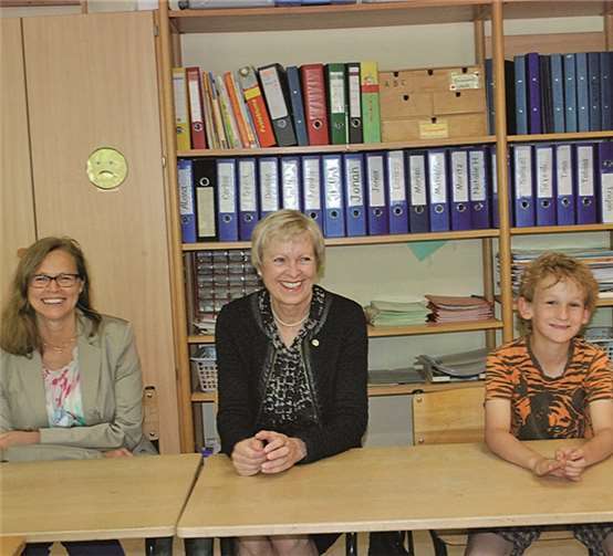 v.l. Die Präsidentin des Lions-Club Bad Neuenahr, Dr. Cordula Krawehl-Nakath und ihre Lions-Kollegin Claudia Fischbach drücken in der Ringener Grundschule noch einmal begeistert die Schulbank