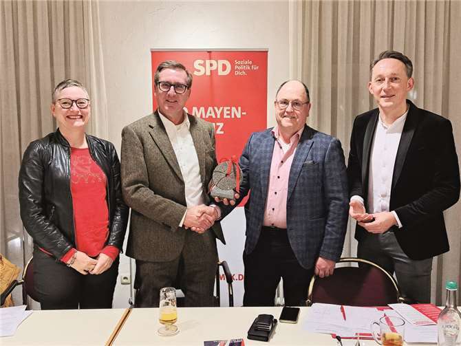 (v.l.) Die Vorsitzende der VAG Mendig, Esther Rausch, Dr. Ferdi Akaltin, der frisch nominierte VG-Bürgermeisterkandidat Ralf Kraut und SPD-Kreisvorsitzender sowie Generalsekretär Marc Ruland.  Foto: FRE