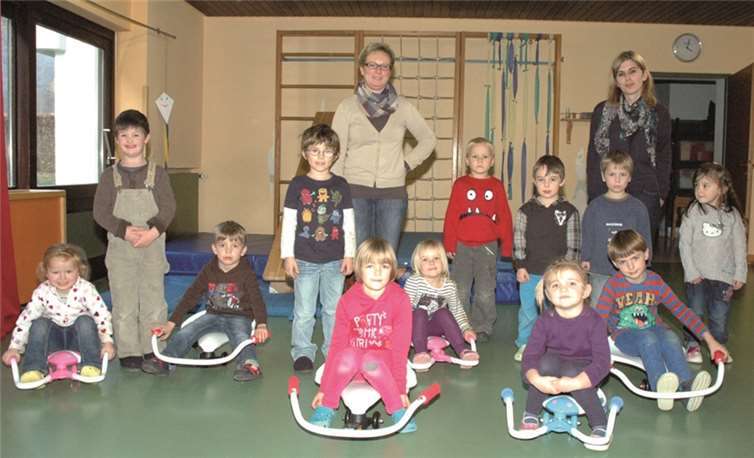 (v.l.) Die Vorsitzende des Fördervereins der KiTa „Wirbelwind“, Constanze Ukerwitz, und Leiterin Kerstin Enke freuen sich gemeinsam mit den Kindern über die neuen Mini-Racer. UM