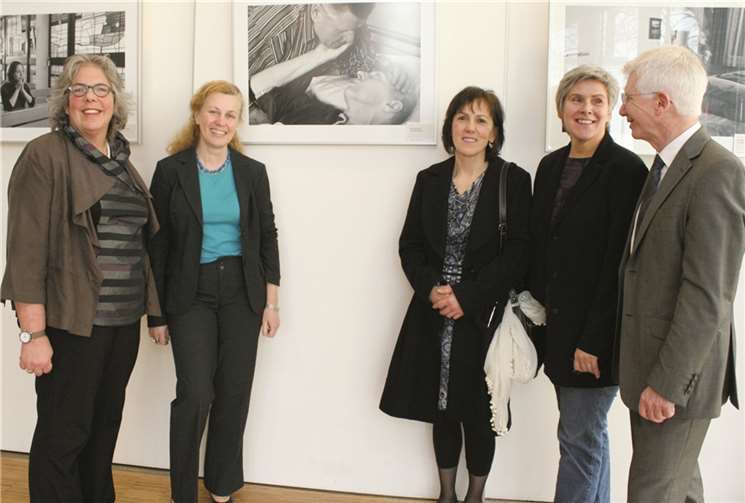 v.l.: Die Vorsitzende des Neuwieder Hospiz-Vereins, Susan Sprague-Wessel, die Hospizfachkräfte Vera Krings-Ax, Gabriele Fetthauer, die Bildungsbeauftragte des Hospiz-Vereins, Rita Krebsbach und Pfarrer Werner Zupp bei der Ausstellungseröffnung.privat