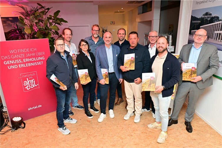 (v.l.) Die Vorstandsmitglieder Patrick Küpper, Dr. Ulrich Bauer, Ute Körtgen, Andreas Carnott, Christian Lindner, Sebastian Kniel, Rainer Ziegler, Guido Orthen, Lukas Sermann und Geschäftsführer Andreas Lambeck. Foto: Gausmann/Ahrtal Tourismus