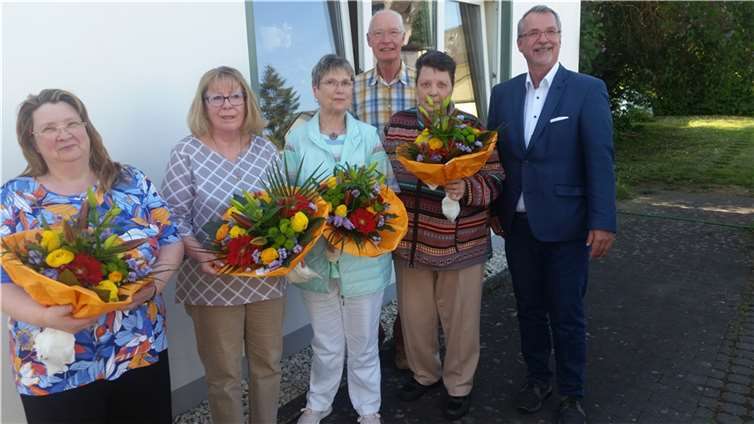 v.l.: Die stellv. Ortsverbandsvorsitzende Martina Beate Jakoby wurde für 20 Jahre, Sigrid Karnagel für 30 Jahre, Beate Graßmann für 30 Jahre, Franz-Josef Hubweber und Heidemarie Van Luit ebenfalls für 30 Jahre Mitgliedschaft geehrt. Rechts OV-Vorsitzender Sven Lefkowitz. Foto: privat