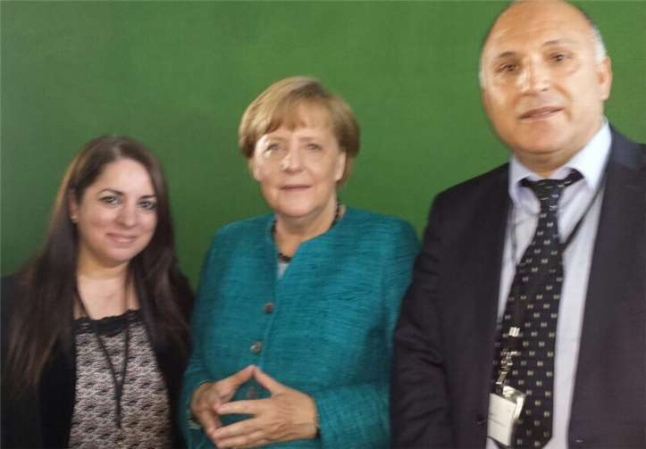 (v.l.): Die stellvertretende Generalsekretärin der Alevitischen Gemeinde Deutschland Melek Yildiz, Bundeskanzlerin Angela Merkel und der Nominierte Dr. Hidir Celik.Privat