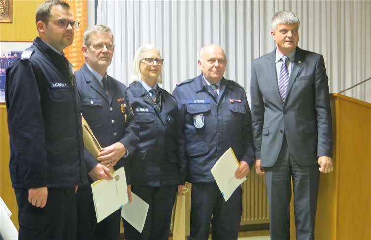 (v.l.) Dieter Stelz, Karena Franz, Herbert Franz werdenvon Bürgermeister Müller in die Alterskameradschaft verabschiedet.