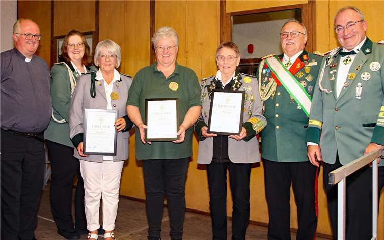 (v.l.) Diözesanpräses Dr. Volker Malburg, Diözessanfrauenreferentin Christina Stenzel, Doris Kreusch, Monika Jax, Henny Nöthen, Diözesanbundesmeister Hubert Mohr und Bezirksschatzmeister Toni Steffens freuen sich über die Ehrung.  Foto: privat