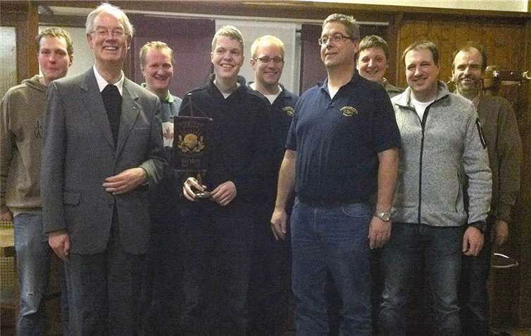 (v.l.): Dirk Boes, Präses Dr. Johannes Meyer, Kassierer Markus Schäfer, erster Vorsitzender Marc Boes, Schriftführer Daniel Schneider, zweiter Vorsitzender Roland Schmitt, Philipp Unkelbach, Carsten Delord, Versammlungsleiter Günther Balas. AB