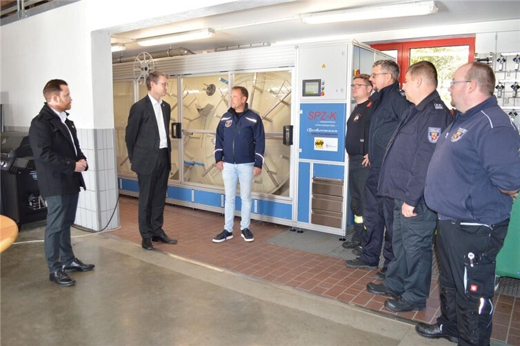 (v.l). Dirk W. Pieck, Dr. Thorsten Klose-Zuber, Bürgermeister Björn Ingendahl, Matthias Slupik, Alexander Krahe, Ingo Wolf und Michael Weyrich vor der neuen Schlauchpflegeanlage.  Foto: AB