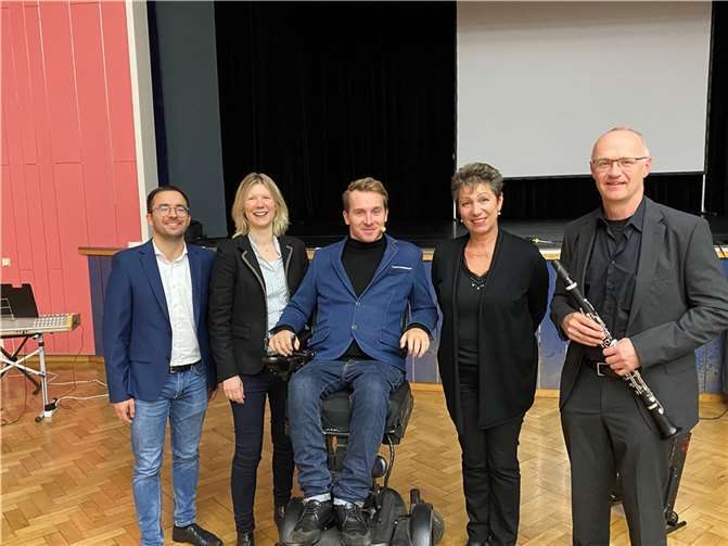 (v.l.) Dominik Deinert, Jenny Groß MdL, Samuel Koch, Liudmila Karmanova und Christian Gansemer (beide von der Kreismusikschule).  Foto: Pressestelle der Kreisverwaltung