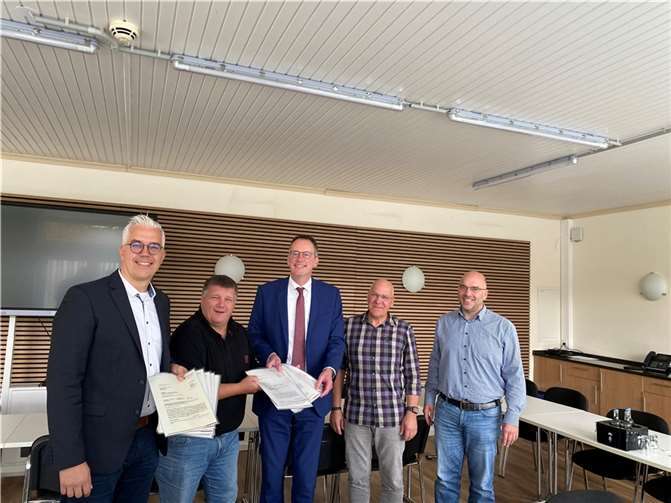 (v.l.): Dominik Gieler, Rüdiger Fuhrmann, Ebling, Frank Heuser (Wiederaufbaubeauftragter der VG-Verwaltung Altenahr), Thomas Weimer, Leiter Verbindungsbüro der Landesregierung im Ahrtal.