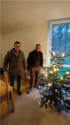 (v.l.) Dominik Pretz und Kai Dommershausen vom SPD-Ortsverein Bendorf beim Stellen des Weihnachtsbaums.  Foto: privat