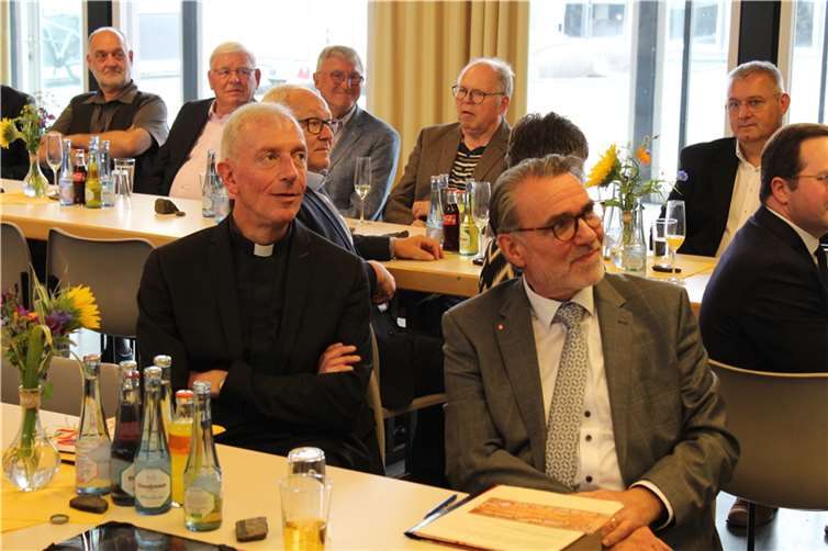 (v.l.) Domkapitular Benedikt Welter und Werner Steffens folgten mit Freude dem Bühnenprogramm.