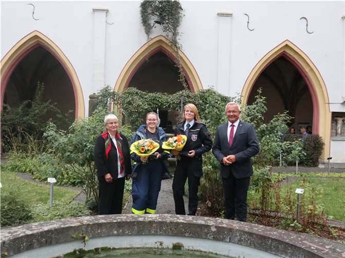 v.l.: Doris Eyl-Müller, Lisa Laß, Fiona Isabelle Schäfer, Landrat Achim Hallerbach. Foto: HE