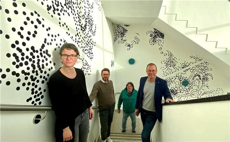 (v.l.): Dorthe Goeden - Künstlerin, Andreas Loeb - Fachbereichsleiter Bauen, Thomas Thernes - Fachbereich Bauwesen und Jörg Lempertz - Bürgermeister der Verbandsgemeinde Mendig.  Fotos: Verbandsgemeinde Mendig / Thorsten Ahrendt
