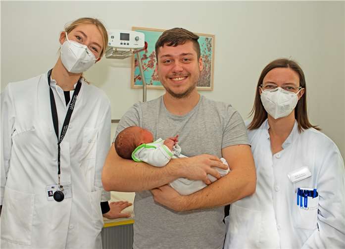 (v.l.) Dr. Charlotte Lukannek, Assistenzärztin auf der Wochenbettstation am UKB, der frischgebackene Papa Konstantin Klingen und PD Dr. Brigitte Strizek, Leiterin der Geburtshilfe am UKB, freuen sich über die Geburt des gesunden Oskar, dem 3.000 Baby in diesem Jahr am UKB. Foto: Universitätsklinikum Bonn (UKB)/K. Wislsperger