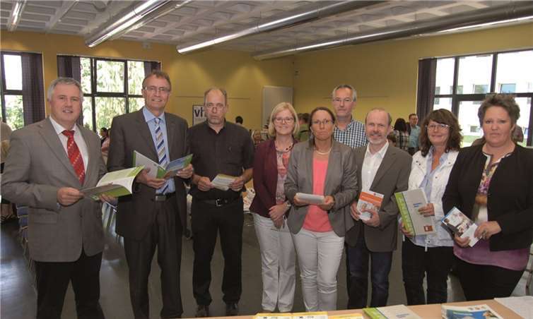 (v.l.) Dr. Dieter Pöhlau, Chefarzt Abt. Neurologie, Kamillus-Klinik Asbach, Landrat Rainer Kaul, Psychiatriekoordinator Dr. Ulrich Kettler, Sozialabteilungsleiterin Agnes Ulrich, Hauptreferentin Renate von Ritter, Achim Krokowski, Pflegestützpunkt Neuwied II, Patrick Landua, Landeszentrale für Gesundheitsförderung RLP, Ursula Müller, Pflegestützpunkt Asbach und Claudia Schneider, Compass private Pflegeberatung. Privat