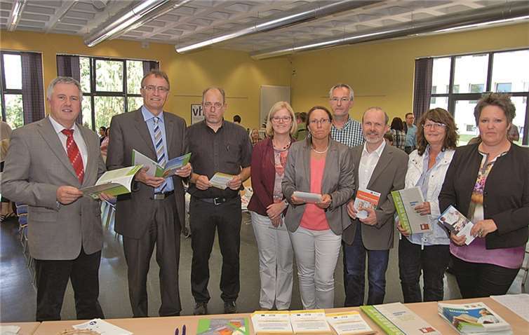 (v.l.) Dr. Dieter Pöhlau, Chefarzt Abt. Neurologie, Kamillus-Klinik Asbach, Landrat Rainer Kaul, Psychiatriekoordinator Dr. Ulrich Kettler, Sozialabteilungsleiterin Agnes Ulrich, Hauptreferentin Renate von Ritter, Achim Krokowski, Pflegestützpunkt Neuwied II, Patrick Landua, Landeszentrale für Gesundheitsförderung RLP, Ursula Müller, Pflegestützpunkt Asbach und Claudia Schneider, Compass private Pflegeberatung.  Privat