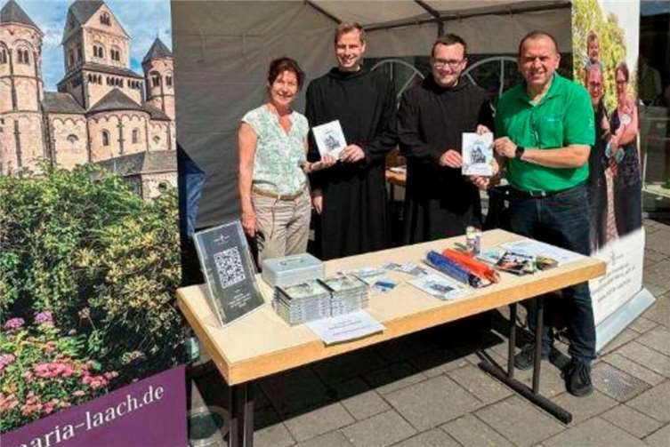 (v.l.) Dr. Gabriele Wolff, P. Philipp, Br. Jonas und Johannes Bell. Foto: privat