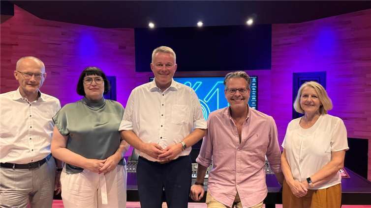 Einblicke in die Arbeit eines erfolgreichen Musikproduzenten (v.l.) Dr. Helmut Martin MdL, Anette Moesta MdL, Gordon Schnieder MdL, Christian Geller und Marion Schneid MdL. Foto: privat