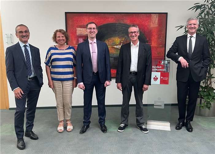 v.l.: Dr. Hermann-Josef Richard, Rita Gonschior,Björn Ahrens, Guido Alfter, Thomas Paffenholz . Foto: Sparkasse Neuwied