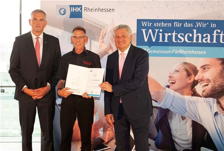 (v.l.) Dr. Holger Bentz (Geschäftsführer Aus- und Weiterbildung IHK Koblenz), Tobias Gerhardt (Serviceleiter Vulkan Brauhaus), Günter Jertz (Hauptgeschäftsführer IHK Rheinhessen).  Foto: Rico Rossival