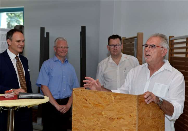 v.l. Dr. Hummrich, Landrat Puchtler, Obermeister Hofmann und den stellv. Kreishandwerkmeister Reiner Tiefenbach.