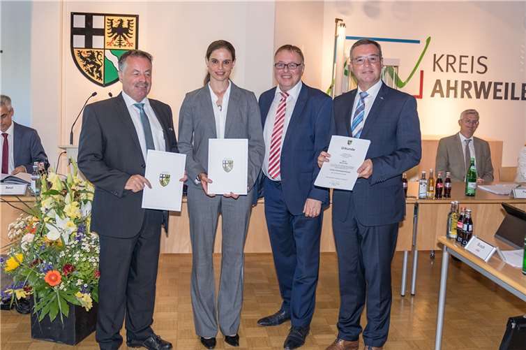 (v.l.) Dr. Jürgen Pföhler mit den neuen Kreisbeigeordneten Friedhelm Münch, Christina Steinhausen und Horst Gies. Foto: Bernhard Risse