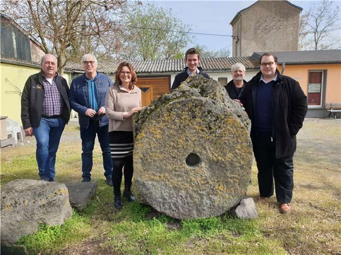 (v.l.) Dr. Kai Seebert, Stadtmuseum Andernach, Dr. Holger Schaaf, VAT Mayen, Nicolas Junglas, wissenschaftl. Mitarbeiter des Mühlsteinreviers, Mechthild Heil, MdB, Hans Schüller, Vors. des GAV Mayen und Frank Neideck, Geschäftsstelle Mühlsteinrevier, Mendig.  Foto: privat