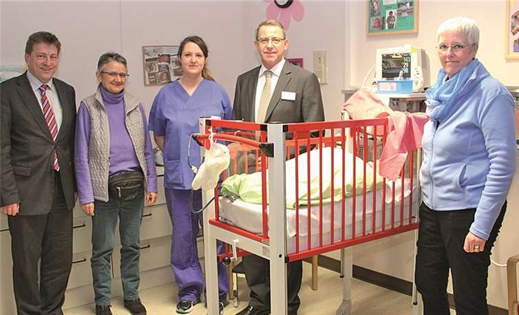 (v.l.): Dr. Marc Bohr und Dr. Ingrid Degen, beide Sonnenschein e.V., mit Schwester Linda Kröll, Pflegedirektor Winfried Königs und Kristina Schimpf, Sonnenschein e.V., bei der Spendenübergabe. privat