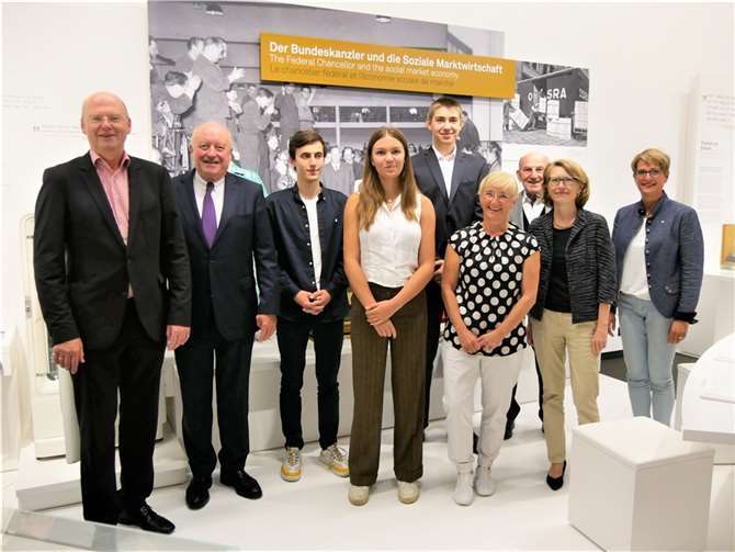 v.l.: Dr. Stefan Vesper (Vorstandsvors. Stiftung Bundeskanzler Adenauerhaus), Dr. Konrad Adenauer (Stiftung Bundeskanzler Adenauerhaus), die Preisträger Raphael Piontek, Franka Borgmann und Paul Martin Hoffmann, Ingeborg Mende (Präsidentin LC Rhein-Wied), Günter Sandvoß (LC Rhein-Wied), Dr. Sabine Schößler (Geschäftsführerin der Stiftung Bundeskanzler Adenauerhaus) sowie Bärbel Schülzchen (2. Vizepräsidentin LC Rhein-Wied).  Foto: privat