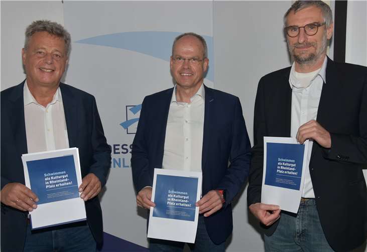 (v.l.): Dr. Ulrich Becker (LSB-Vizepräsident Bildung), Jochen Borchert (komm. LSB-Präsident) und Prof. Lutz Thieme (Sportwissenschaftler Hochschule Koblenz). Foto: LSB)