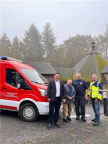 (v.l.) EON Hotelleiter Thomas Sztrajt, Bürgermeister Alfred Schomisch sowie Wehrleiter Udo Mohr und Christian Schuck bei der Übergabe der Fitnessgeräte.  Foto: Martina Wagner, EON Gastronomie GmbH