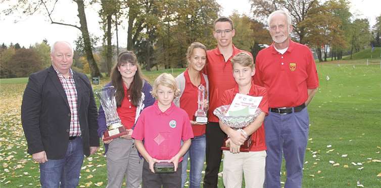 v.l. Edgar Eiser, Niederlassungsleiter Siemens AG, Koblenz, Monique Gilles (MGC Bad Ems), Jano Frischbier (GC Westerwald), Antonia Engel und Jannik Helsper (Jugendsprecher MGC Bad Ems), Anton Balmes (MGC Bad Ems und Jugendwart Bernd Hochhuth (MGC Bad Ems).privat