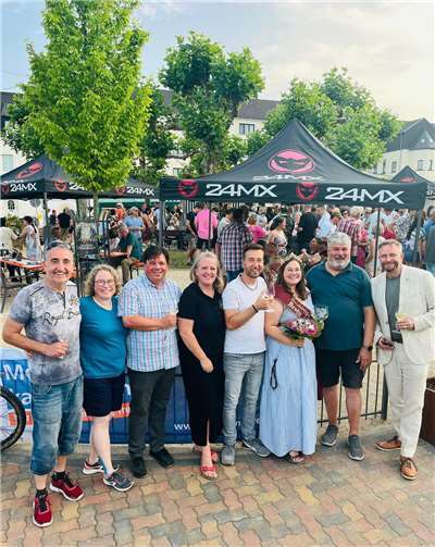 (v.l.) Edgar Girolstein, Anke Bous (Fiedele Möhnen), Carsten Daub (Tankstelle Kuck) Julia Weinecke (Komiteepräsidentin) , Guido Rosenberg (Rosenberg&Doll Immobilien), Katja Zellner (Weinkönigin 2025), Achim Grün (Bürgermeister), Marko Boos (Landrat).  Foto: privat