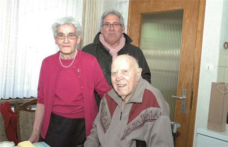 (v.l.) Ehefrau Linda, Ortsbürgermeister Hans-Josef Weber, Jubilar Heinrich Müllenbach. UM