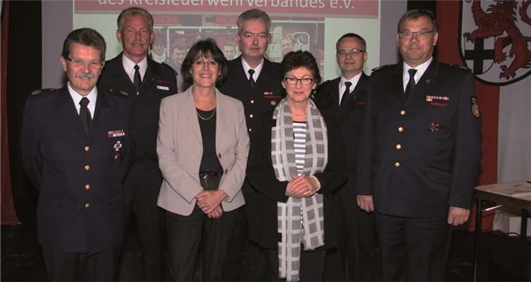 (v.l.) Ehren-Kreisbrandmeister Walter Jonas, Stellvertretender Kreisbrandmeister Stefan Gandelau, Kreisdirektorin Annerose Heinze, Kreisbrandmeister Dirk Engstenberg, Bürgermeisterin Renate Offergeld, Stellvertretender Kreisbrandmeister Markus Zettelmeyer, Bezirksbrandmeister Manfred Savoir. Privat