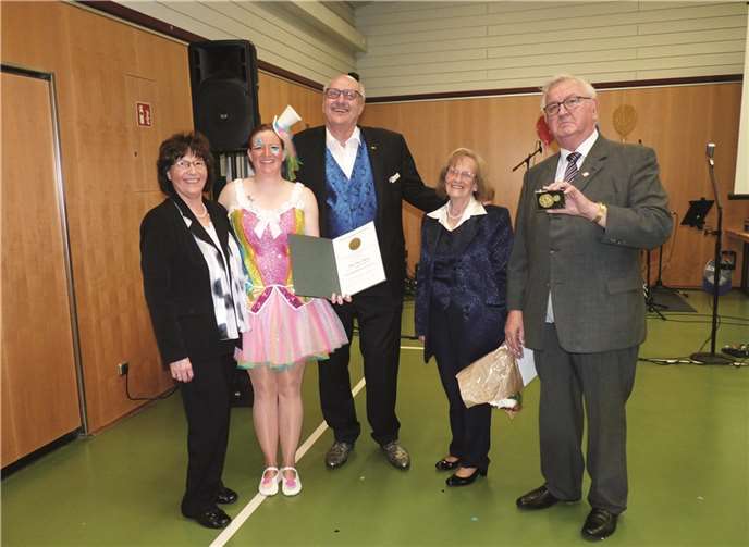 (v.l.) Ehrungen: Karin Becker-Schmitt, Désiré Schmitt, RKK Vizepräsident Herrmann Wagner, Mechthild Woelke (ehem. RKK-Präsidiumsmitglied) und RKK Ehrenpräsident Peter Schmorleiz.
