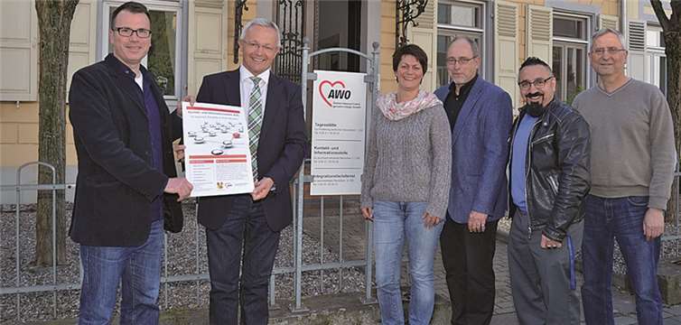 (v.l.): Einrichtungsleiter Jochen Blumenthal und der erste Kreisbeigeordnete Achim Hallerbach präsentieren gemeinsam mit der Mitarbeiterin Melanie Meurer, Psychiatriekoordinator Dr. Ulrich Kettler sowie den Mitarbeiter Mojtaba Shani und Axel Aust das neue Informationsplakat. Privat