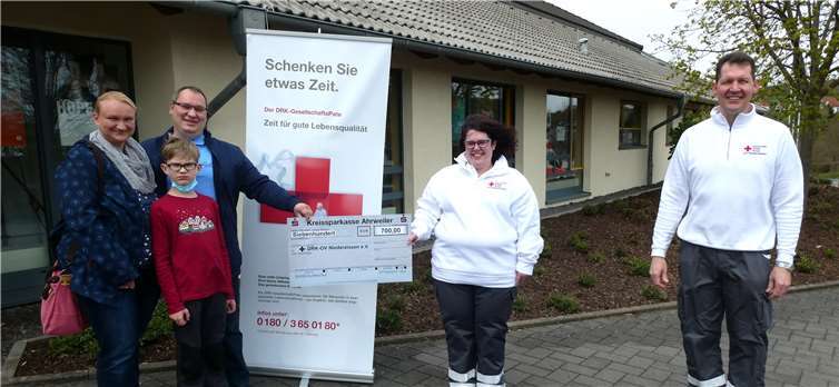 (v.l.) Elisabeth und Jens Lehmann mit Sohn Paul, der Bereitschaftsleiterin Christiane Roßmeier und dem zweiten DRK-Vorsitzenden Mike Robe bei der Spendenübergabe. Foto: Willi Fuhrmann