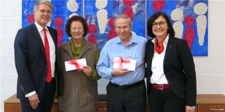 v.l.: Eric Westerheide, Vorstand Sparkasse Mittelmosel, Carola Stern-Gilbaya vom Förderverein Kloster Ebernach, Klaus Nehren von der Lebenshilfe für geistig Behinderte, Bettina Pellio, Geschäftsführerin Sparkassenstiftung für den Landkreis Cochem-Zell.Foto: Sparkasse Mittelmosel - Eifel Mosel Hunsrück