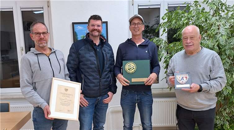 (v.l.) Erik Renner, Holger Seiwert, Jörg Hövelmann (Vorstand FC St. Johann), Dieter Sesterheim (Stiftung "Fußball hilft").  Foto: privat