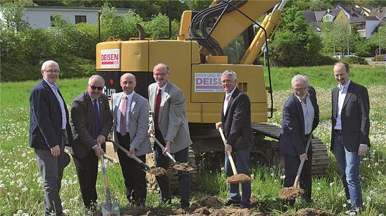 (v.l.) Erster Ortsbeigeordneter Raimund Röser, Ortsbürgermeister Andreas Perscheid, Kreisbeigeordneter Rudi Zenz, FWG-Fraktionsvorsitzender Reinhard Kiesselbach, Geschäftsführer der ABID Senioren Immobilien GmbH Georg Weimer, Bürgermeister der VG Rhein-Mosel Bruno Seibeld und Architekt Stephan Hötterges. privat