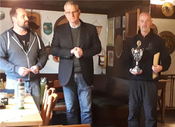 (v.l.) Erster Vorsitzender Carsten Majer, VG-Bürgermeister Uwe Bruchhäuser und der Sieger, die FFW Nievern.