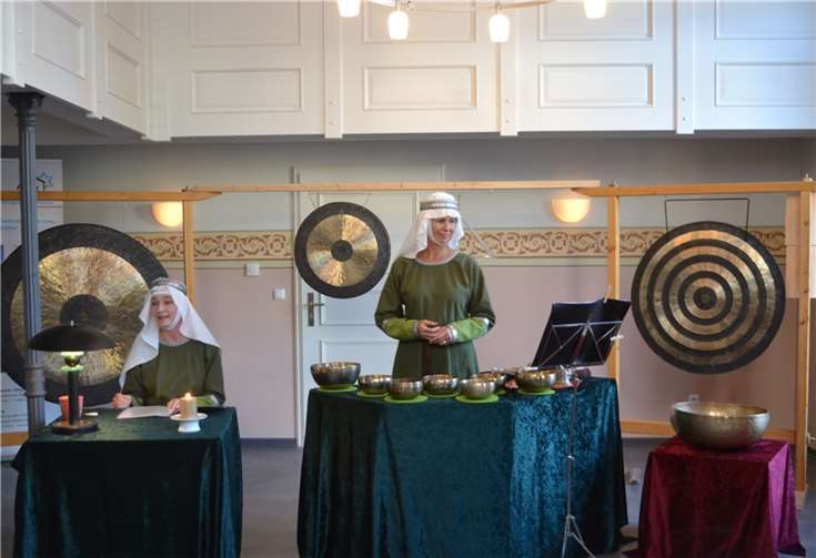 (v.l.) Eva-Maria Weiss und Sigrid Hergarten führten ihre Zuhörer ein in die mittelalterliche Welt und die Mystik der Heiligen Hildegard von Bingen.  Foto: E.T. Müller