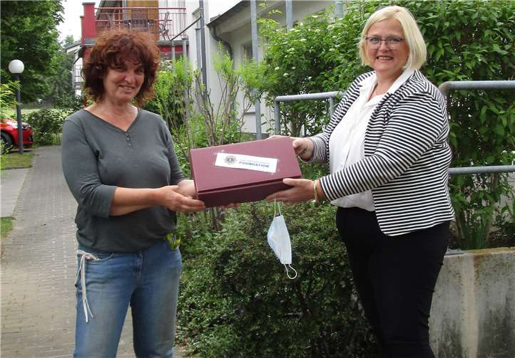 (v.l.) Eva Stock (Jakobus-Haus) und Rula Strehl (Präsidentin Lions Club Meckenheim-Wachtberg) bei der Übergabe der Masken. Foto: privat